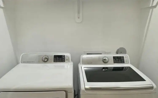 Stylish 3BR Near IAH and Dwntwn