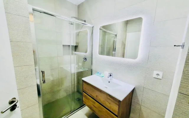 Lagos Marina View apt on Main Avenue Near Beaches