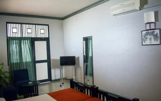 Yoho Holly Cross Avenue