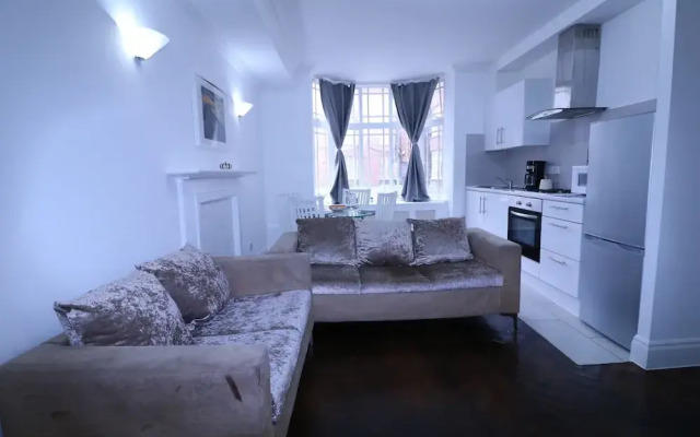 Lovely & Spacious 2 Bedroom APR Queensway