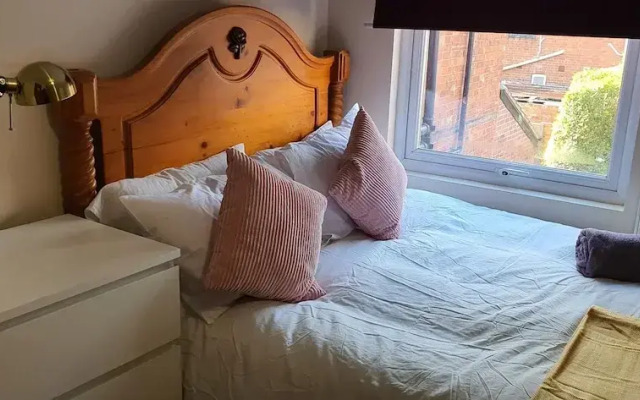 Room in Guest Room - Nice Large Room in Coventry