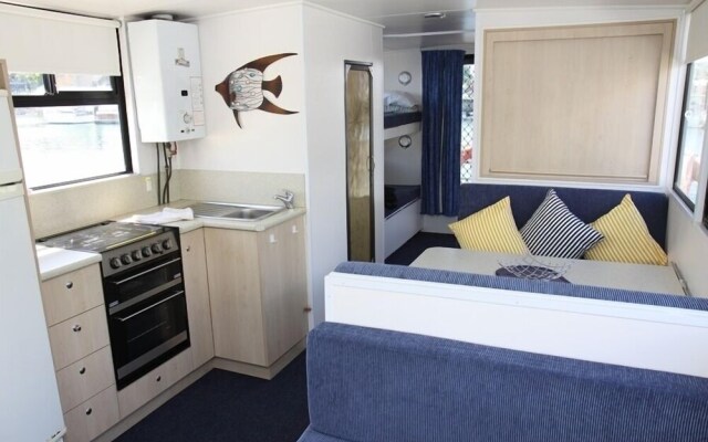 Boyds Bay Houseboat Holidays