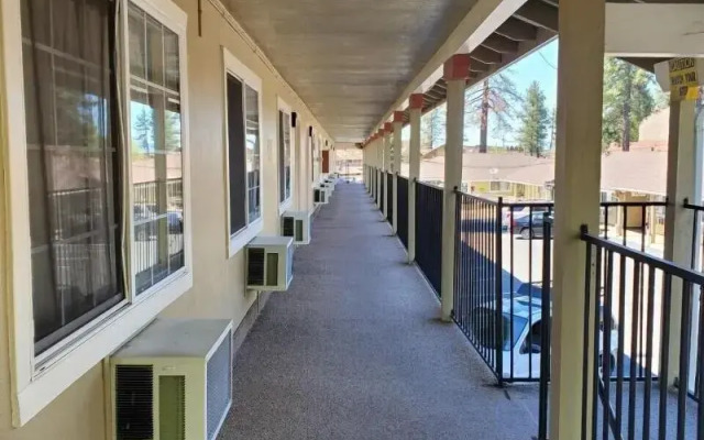 Bluebird Day Inn & Suites