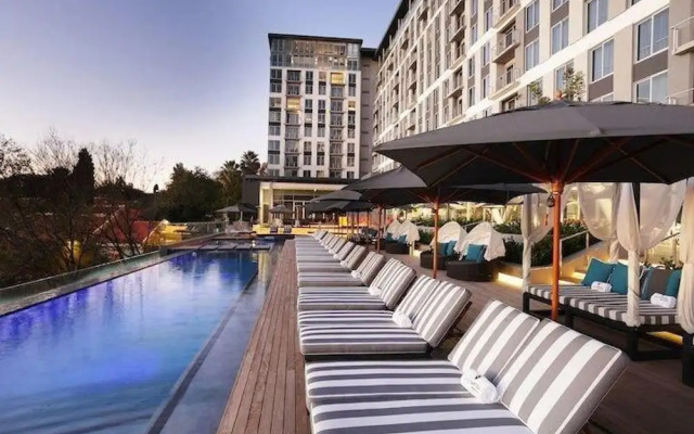 Sandtoncity-apartment-sleeps4-pool-parking