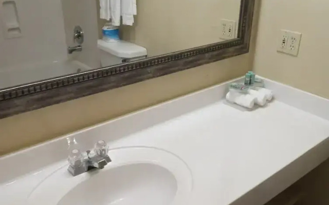 Sunday House Inn and Suites