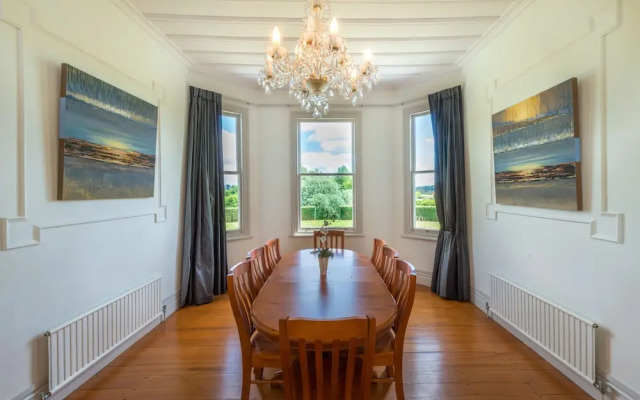 Magnificent Karaka Estate with Swimming Pool