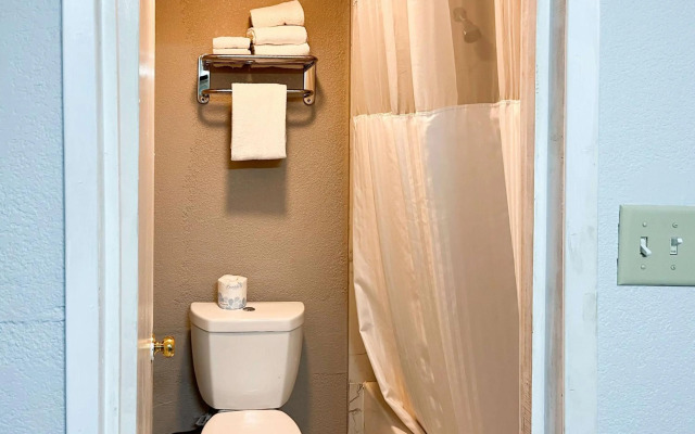 Studio 6 Suites Delano, CA