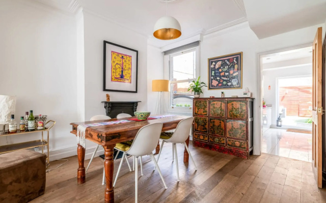 Ealing's Cozy Garden Retreat