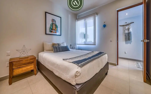 2BR Condo With Rooftop Pool - 2 Min Walk to Beach
