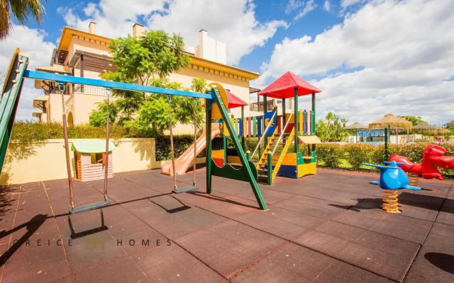 Greice Homes-Luxury 2 bed en-suite south facing & Golf view