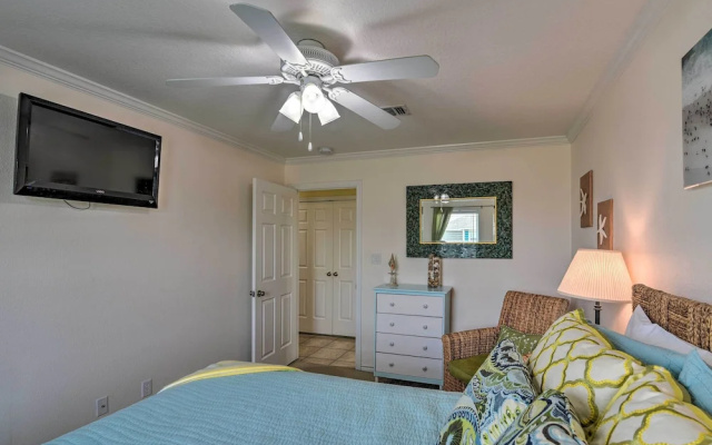 Walk to Galveston Beach: Coastal Escape w/ Yard