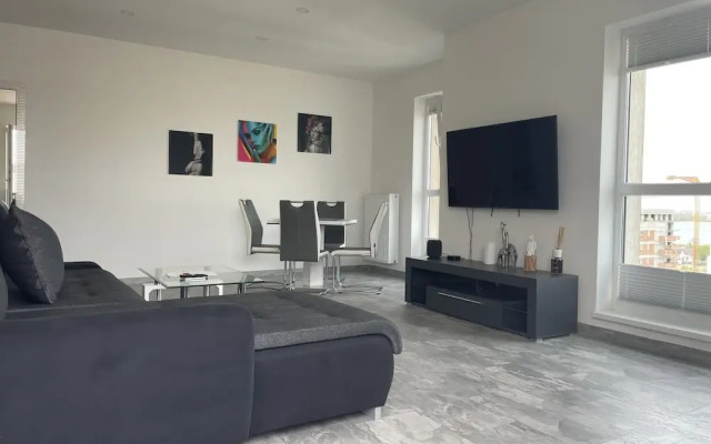 Lakeview 2 Room Penthouse Rooftop W15