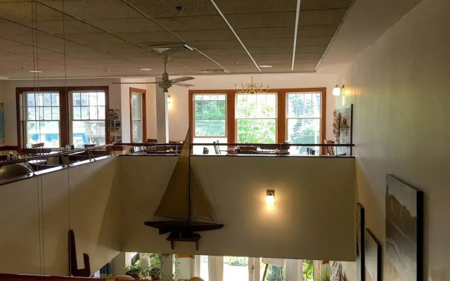 Camden Riverhouse Hotel