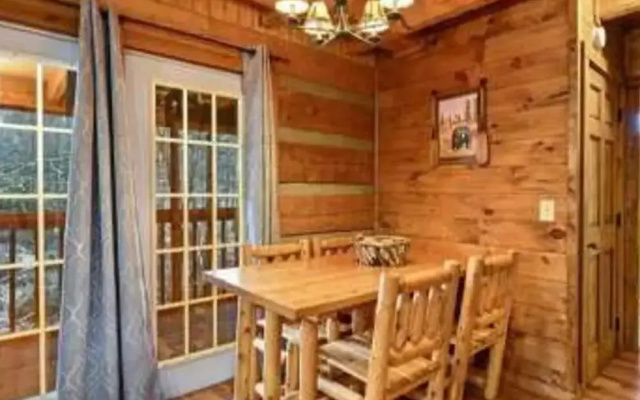 A Charming Cabin Pool Firepit Hot Tub-jacuzzi