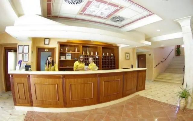 Madama Club Village