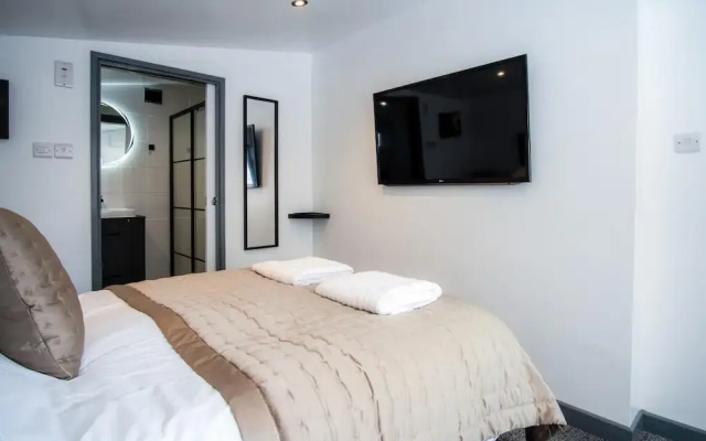 Cedars Lodge - Hot Tub - Penally - Tenby