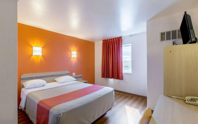 Motel 6 Baraboo, WI - Lake Delton