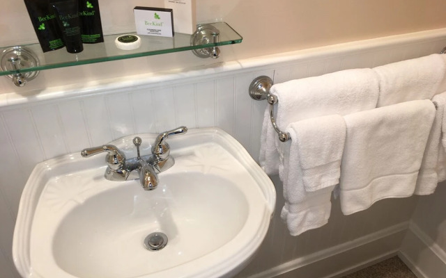 Tawsty Flower - Haines Suites