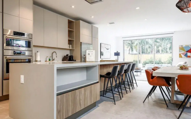 The Modernista 2 - Large Townhome With Pool