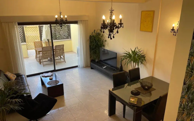Townhouse With Pool 5 Minute Walk to Beach