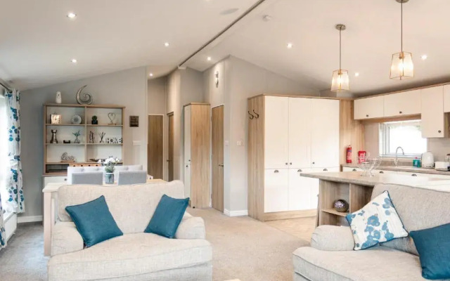 Lilac Lodge with Hot Tub