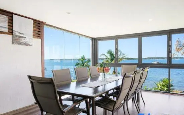 Spacious 4BR Riverfront Getaway in Taren Point