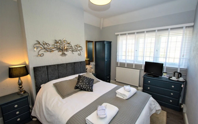 The Horseshoe and Castle