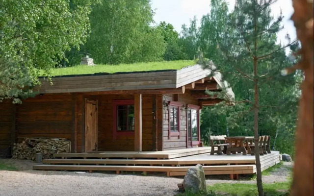 Namelis šalia vynuogyno