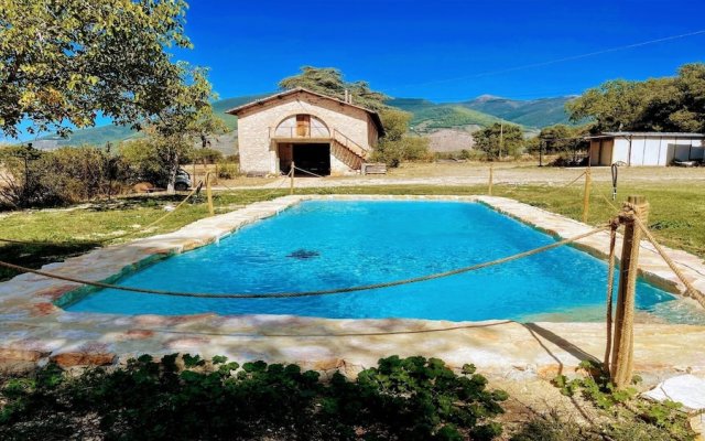 Beautiful Exclusive Pool Villa - Close to Spoleto bar Shops + Restaurants