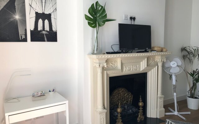 The Spacious Fitzjohn’s Road Apartment - RKC