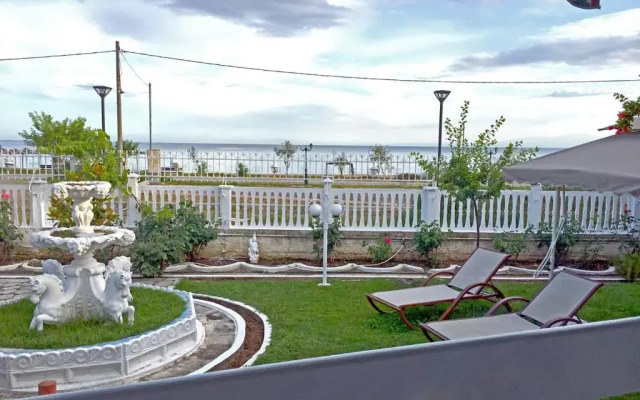 Villa Fofo - Beautiful Sea Front Villa with 650m2 garden