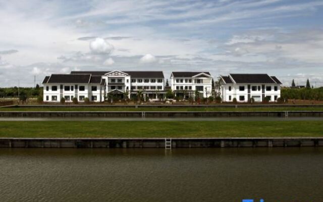 Mingzhu Lake Swan Garden Resort