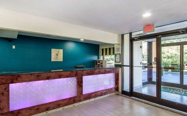 Econo Lodge Inn & Suites