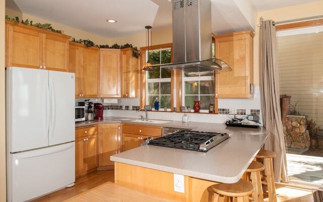 Sheltering Pines 4 Br cottage by RedAwning