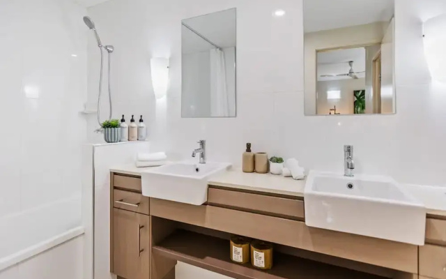 Cairns 2BR Palms Stay Top Floor Pool View