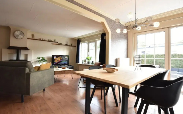 Modern Holiday Home in Kaatsheuvel with Hot Tub