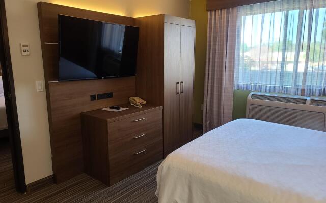 Holiday Inn Express & Suites Woodland Hills by IHG