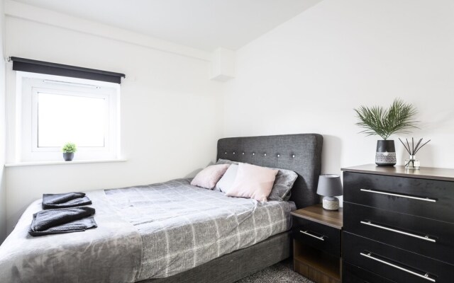 Large Apartment With Balcony Free Parking & Fast Wifi