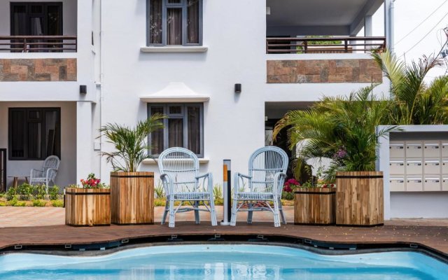 Les Cerisiers Beach Residence, Cosy and Modern 3 bedroom apartment located 50 metres from the beach and from all amenities and restaurants on the coastal road