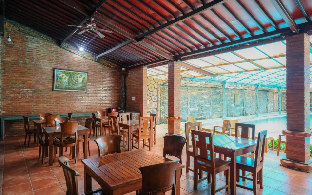 Hotel Savitri Country