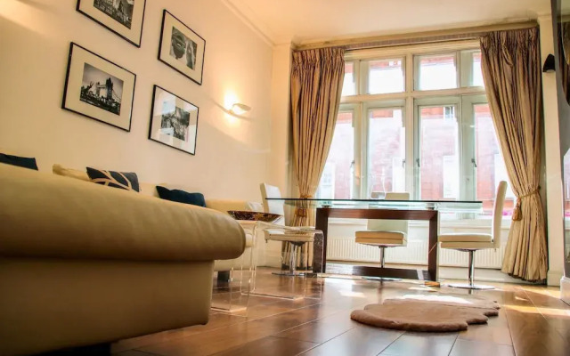 Suitely Trafalgar Square Luxury Apartment