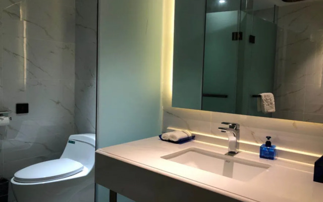 Echarm Plus Hotel (Wuhan Donghu College Dahualing Subway Station)