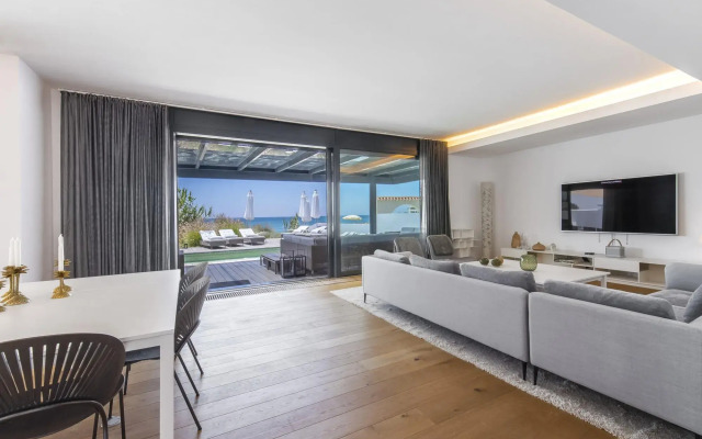 21220 Breath Taking Front Line Beach Villa