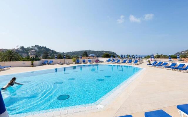 La Petite Cachette - Pool and 150m to the beach
