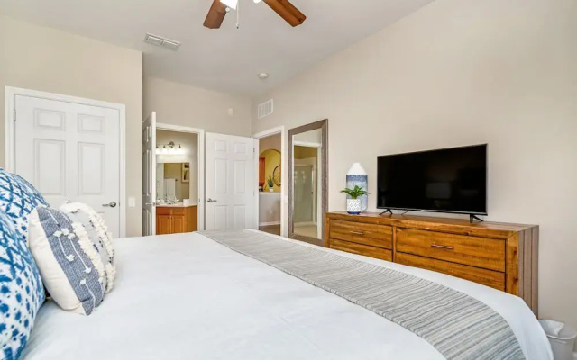 Newly Updated Condo, Near Conv. Center