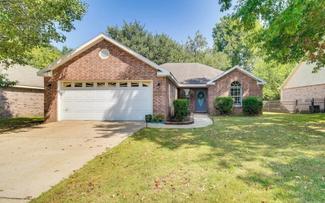 Charming Arkansas Retreat w/ Deck, Near Downtown!