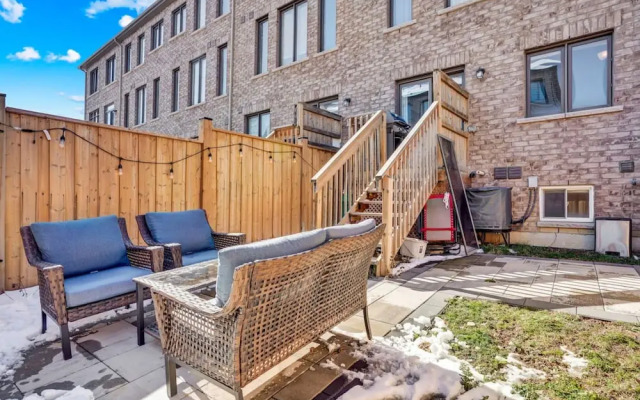 Stylish Mississauga Lower Unit BBQ Yard Paradise