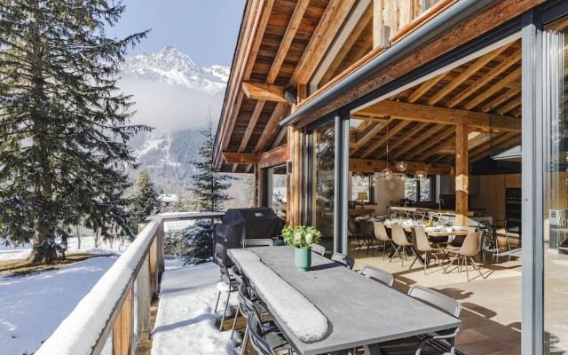 Chalet Black Squirrel Luxury Retreat With hot tub Sauna