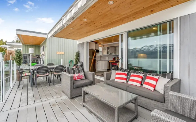 Lakeside Serenity Retreat 10