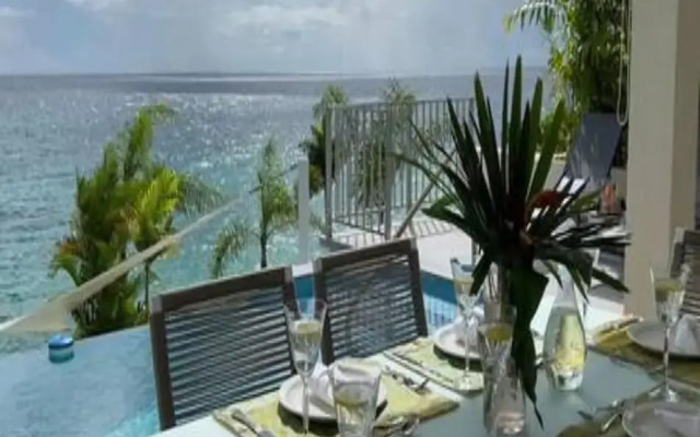 Villa Francoise - 4 Bedroom Beachfront w Pool